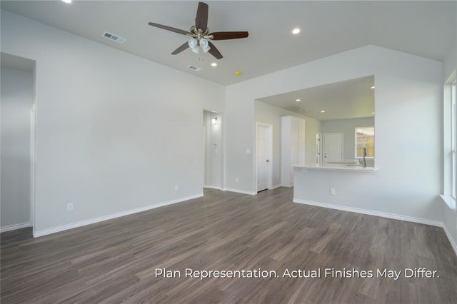 203 E Laura Avenue, Quinlan, TX 75474