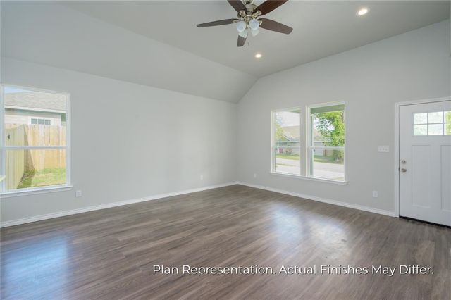 203 E Laura Avenue, Quinlan, TX 75474