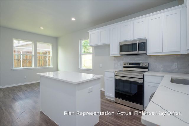 203 E Laura Avenue, Quinlan, TX 75474
