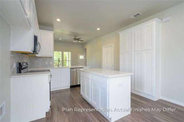 203 E Laura Avenue, Quinlan, TX 75474