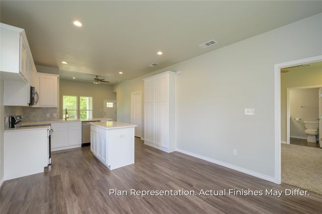 203 E Laura Avenue, Quinlan, TX 75474