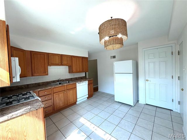 221 Monclay Court 1N, St Louis, MO 63122