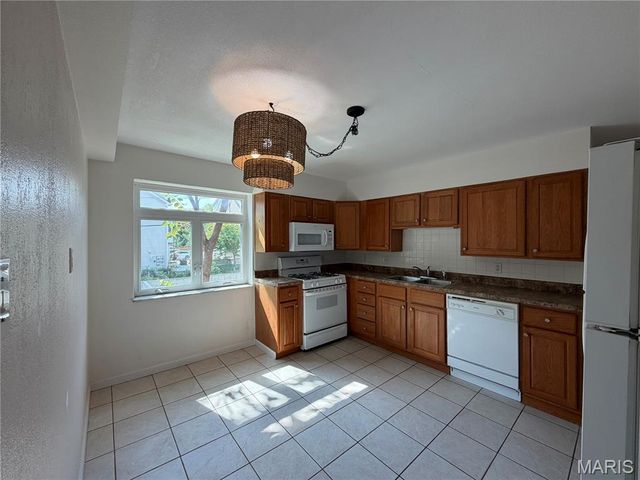 221 Monclay Court 1N, St Louis, MO 63122