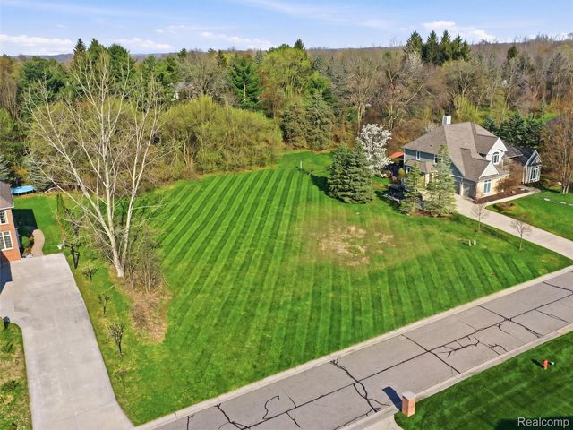 4672 Woodland Hills Drive, Oakland Charter Township, MI 48306