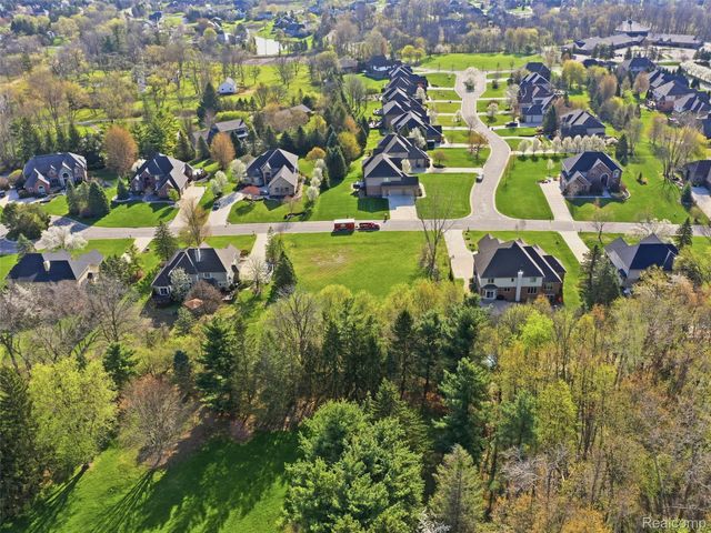 4672 Woodland Hills Drive, Oakland Charter Township, MI 48306
