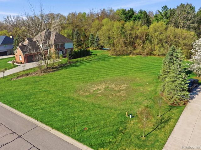 4672 Woodland Hills Drive, Oakland Charter Township, MI 48306
