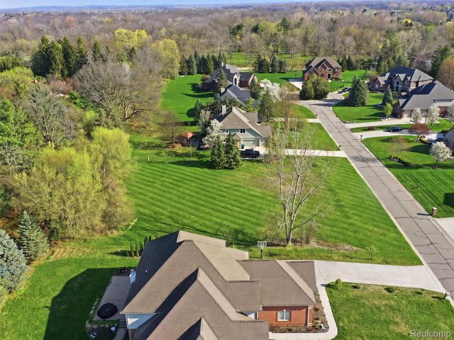 4672 Woodland Hills Drive, Oakland Charter Township, MI 48306