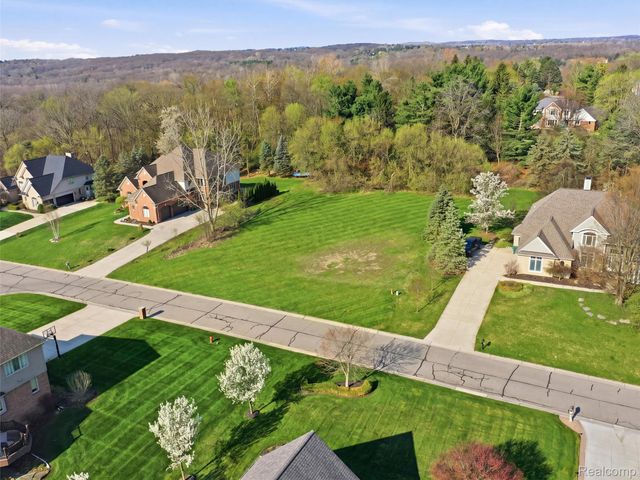 4672 Woodland Hills Drive, Oakland Charter Township, MI 48306