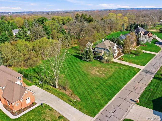 4672 Woodland Hills Drive, Oakland Charter Township, MI 48306