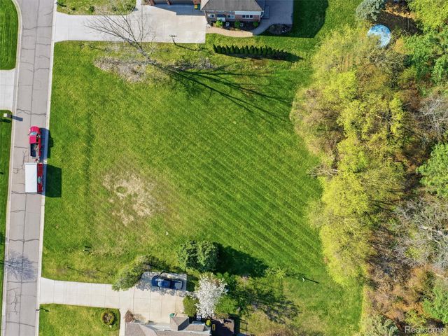 4672 Woodland Hills Drive, Oakland Charter Township, MI 48306