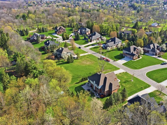 4672 Woodland Hills Drive, Oakland Charter Township, MI 48306