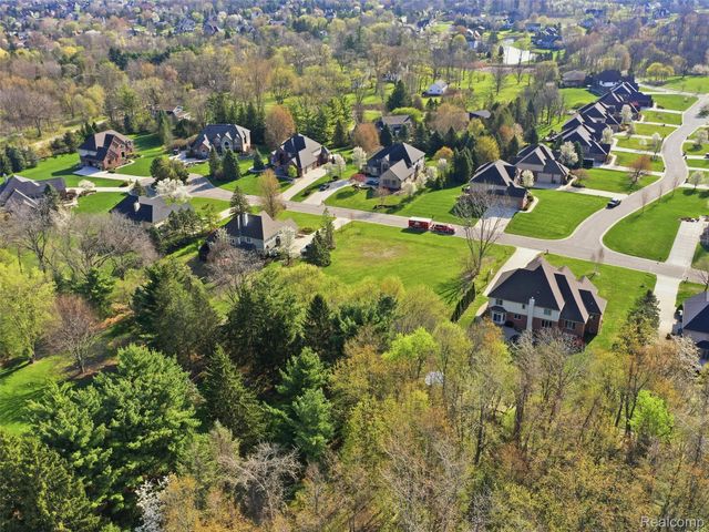 4672 Woodland Hills Drive, Oakland Charter Township, MI 48306