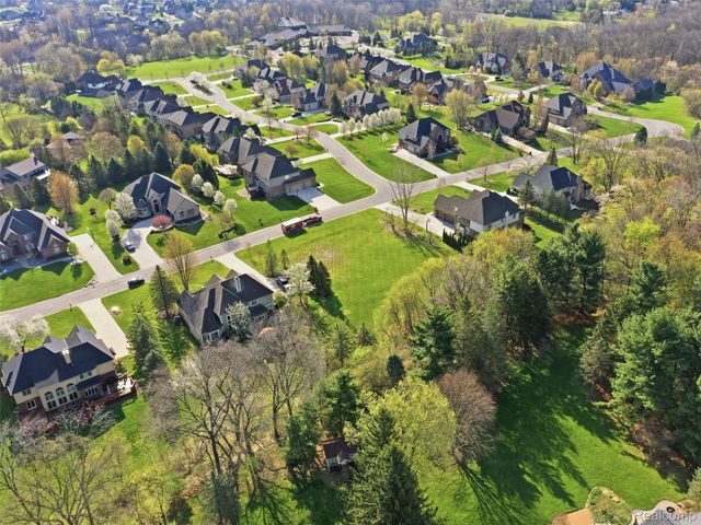 4672 Woodland Hills Drive, Oakland Charter Township, MI 48306