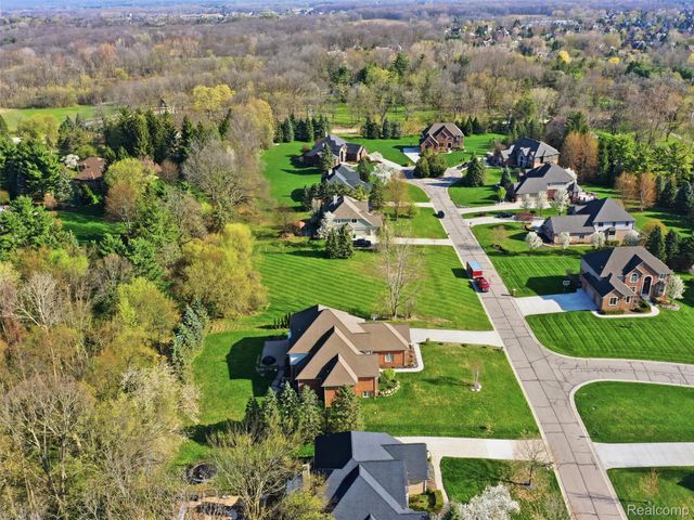 4672 Woodland Hills Drive, Oakland Charter Township, MI 48306
