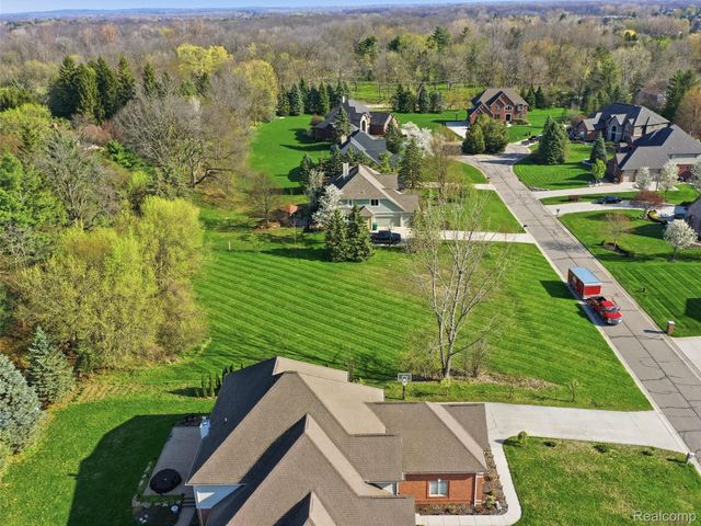 4672 Woodland Hills Drive, Oakland Charter Township, MI 48306