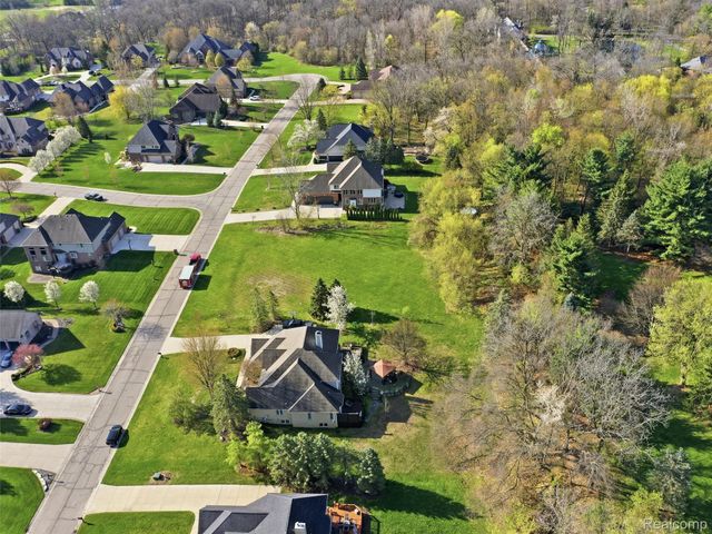 4672 Woodland Hills Drive, Oakland Charter Township, MI 48306