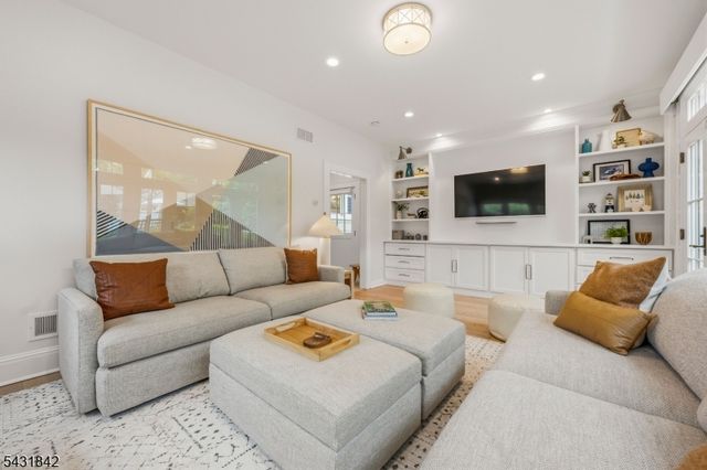 16 Oakview Ave, Maplewood Twp., NJ 07040