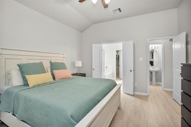 9587 E Woodmark, Conroe, TX 77304