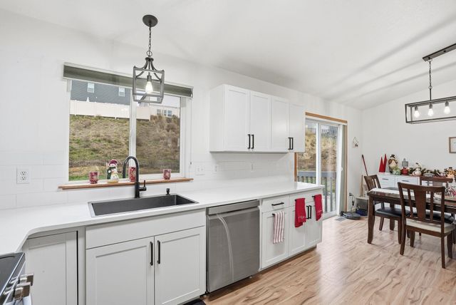 8015 S West Terrace Dr, Cheney, WA 99004