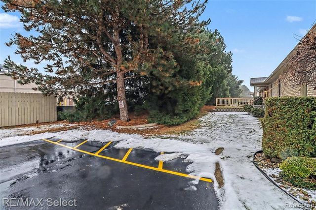 41952 King Edward Court, Clinton Township, MI 48038