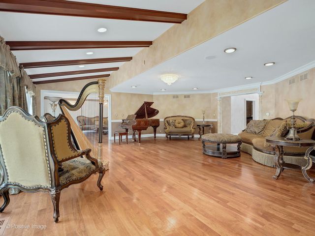 6 Swaps Court, Oak Brook, IL 60523