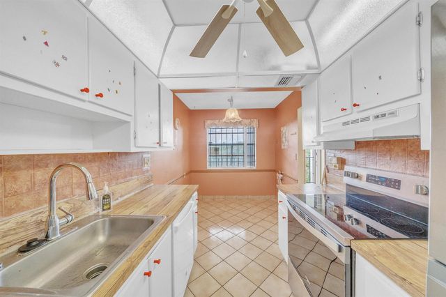 3070 NW 48th Terrace 405, Lauderdale Lakes, FL 33313