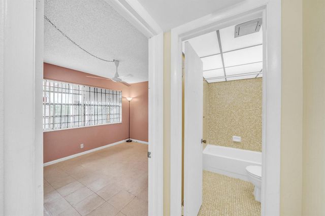 3070 NW 48th Terrace 405, Lauderdale Lakes, FL 33313