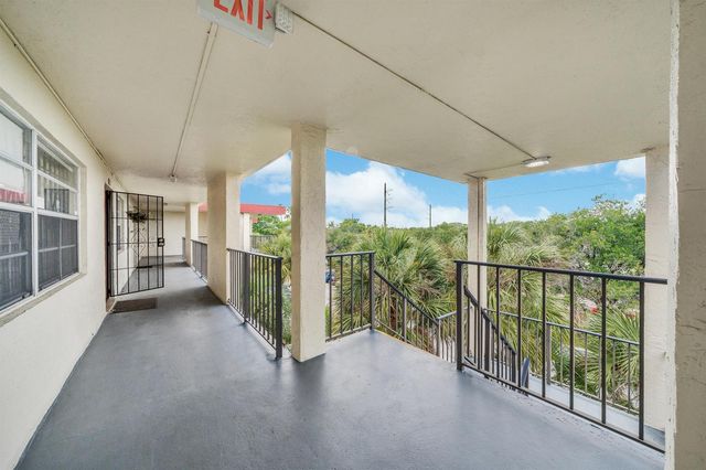 3070 NW 48th Terrace 405, Lauderdale Lakes, FL 33313