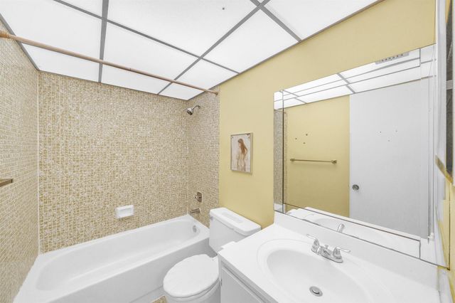 3070 NW 48th Terrace 405, Lauderdale Lakes, FL 33313