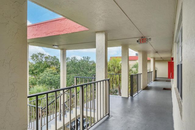 3070 NW 48th Terrace 405, Lauderdale Lakes, FL 33313