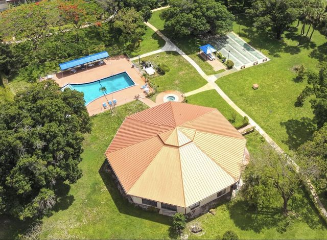 3070 NW 48th Terrace 405, Lauderdale Lakes, FL 33313