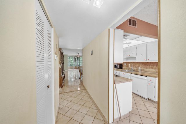 3070 NW 48th Terrace 405, Lauderdale Lakes, FL 33313