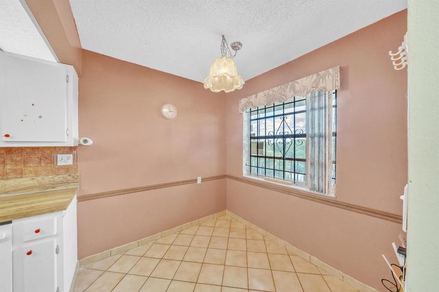 3070 NW 48th Terrace 405, Lauderdale Lakes, FL 33313