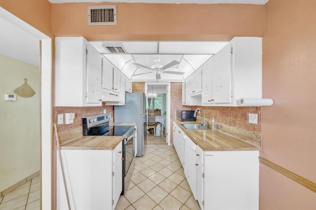 3070 NW 48th Terrace 405, Lauderdale Lakes, FL 33313