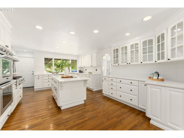 8835 Sw Becker Dr, Portland, OR 97223