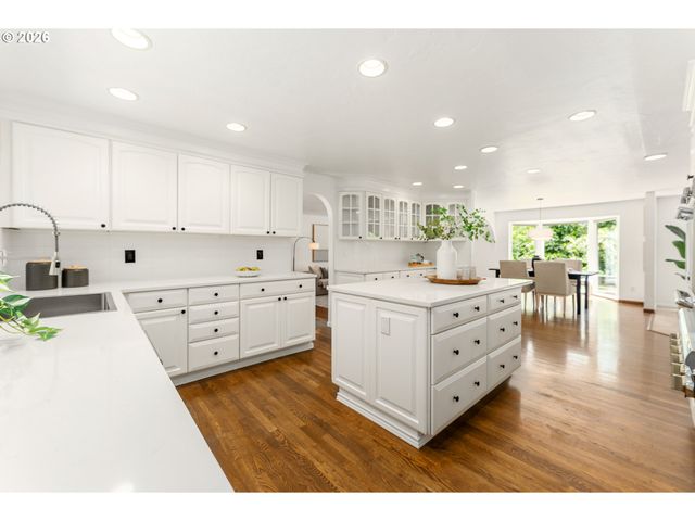8835 Sw Becker Dr, Portland, OR 97223