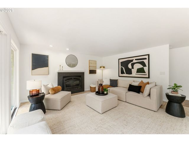 8835 Sw Becker Dr, Portland, OR 97223