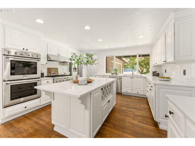 8835 Sw Becker Dr, Portland, OR 97223
