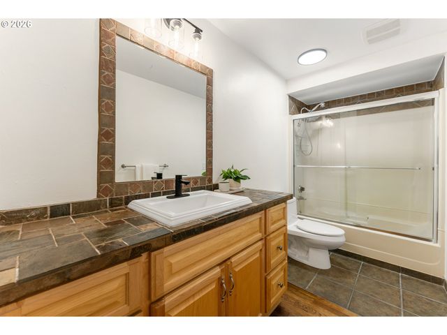8835 Sw Becker Dr, Portland, OR 97223