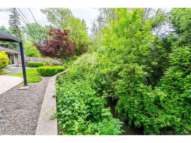 8835 Sw Becker Dr, Portland, OR 97223