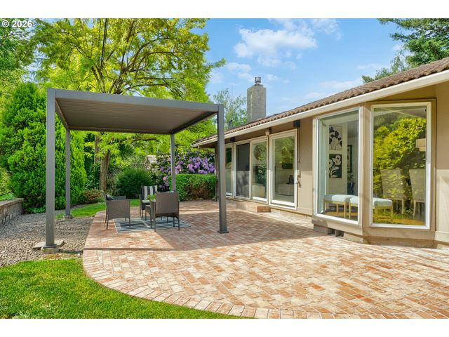 8835 Sw Becker Dr, Portland, OR 97223