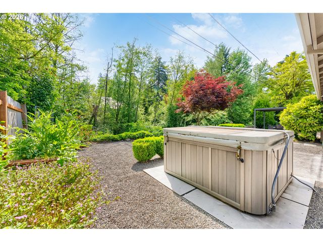 8835 Sw Becker Dr, Portland, OR 97223