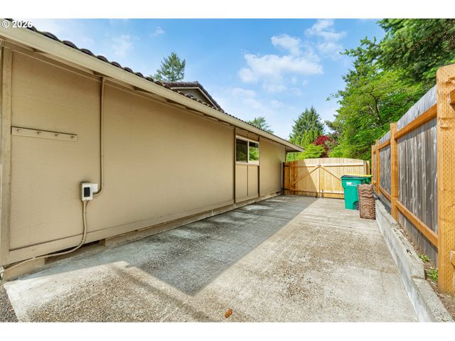 8835 Sw Becker Dr, Portland, OR 97223