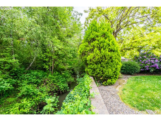 8835 Sw Becker Dr, Portland, OR 97223