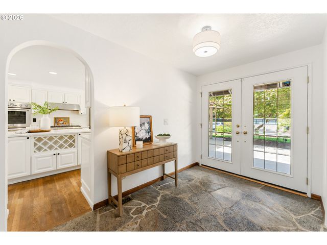 8835 Sw Becker Dr, Portland, OR 97223