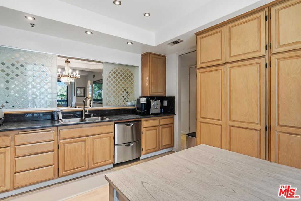 Image 26 of property listing at 2132 Century Park Lane 303, Los Angeles, CA 90067