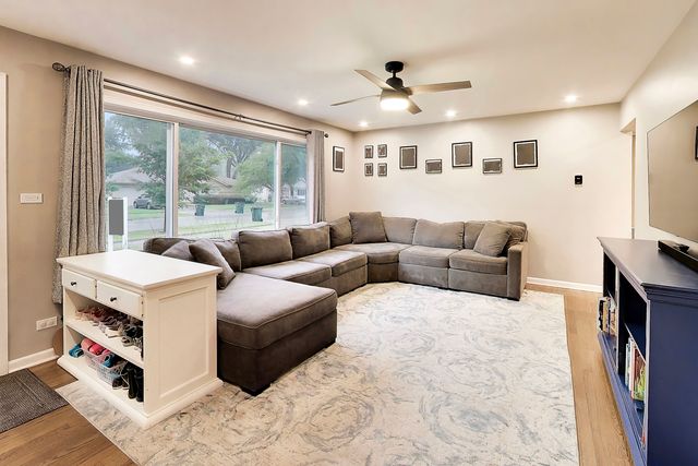 249 W Daniels Road, Palatine, IL 60067