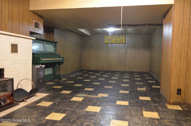 35 Evelyn Avenue, Amsterdam, NY 12010