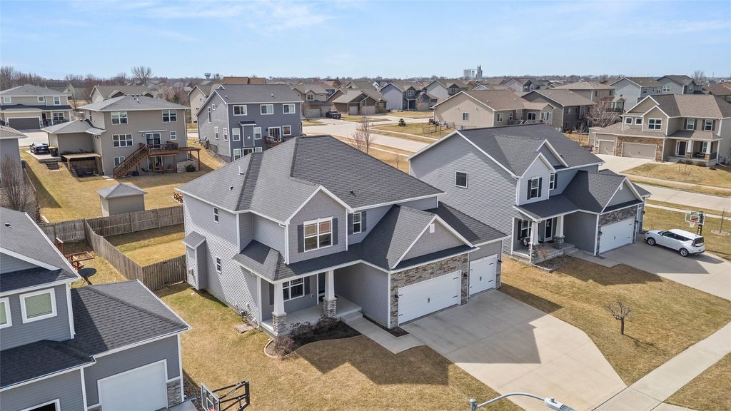 270 NE Prairie Wolf Drive, Waukee, IA 50263