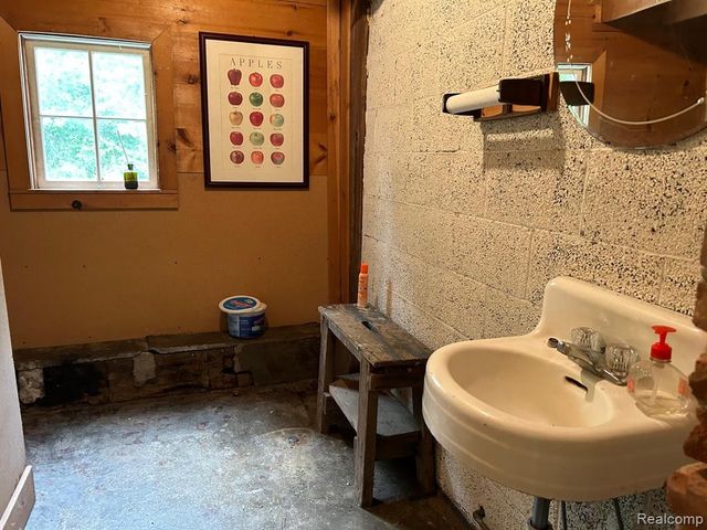10470 N Rushton Road, South Lyon, MI 48178
